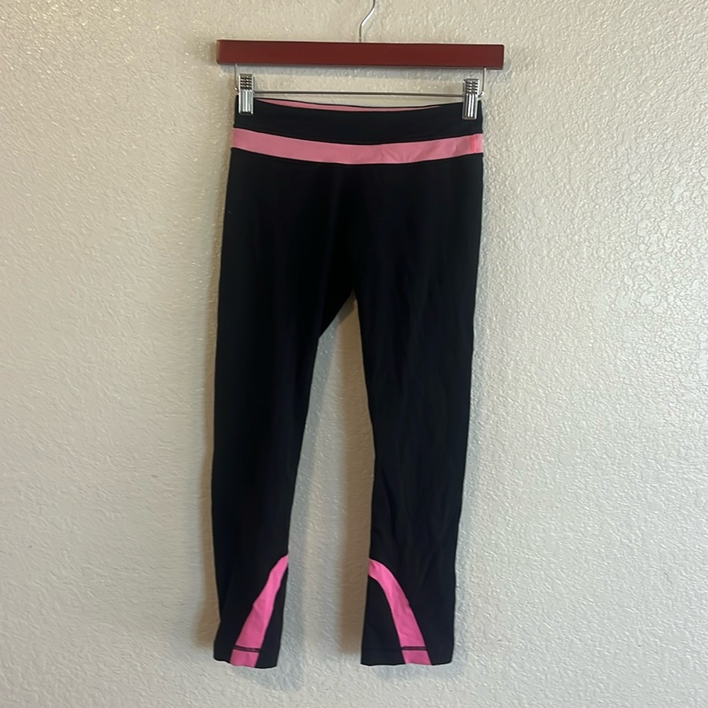 Lululemon Black Pink Crop Leggings Size 4 22” Crop